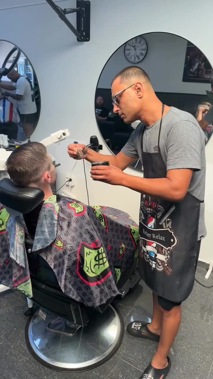 Barber aan het werk in de zaak